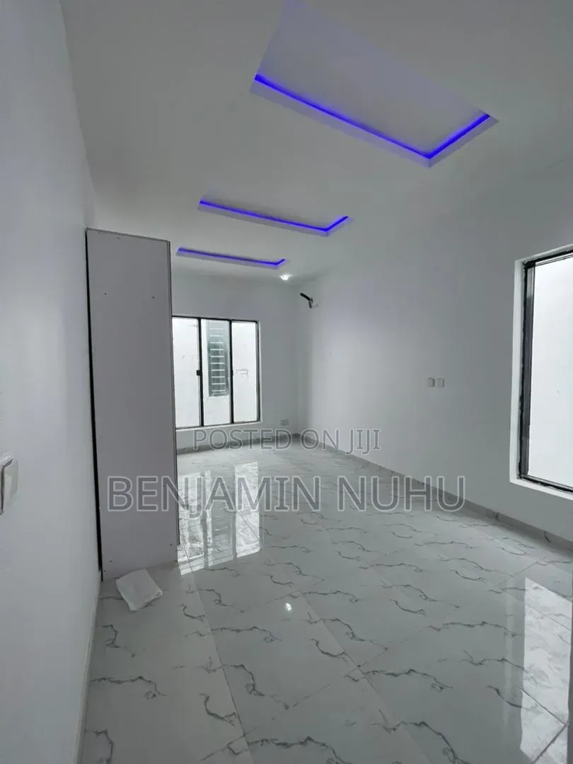 4bdrm Duplex in Chevron for sale