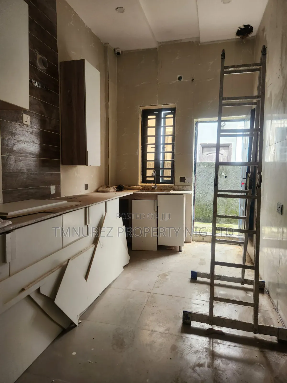 Mini Flat in Ikota for rent