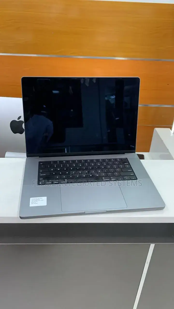 Laptop Apple MacBook Pro 2021 M1 16GB Apple M1 Pro SSD 512GB
