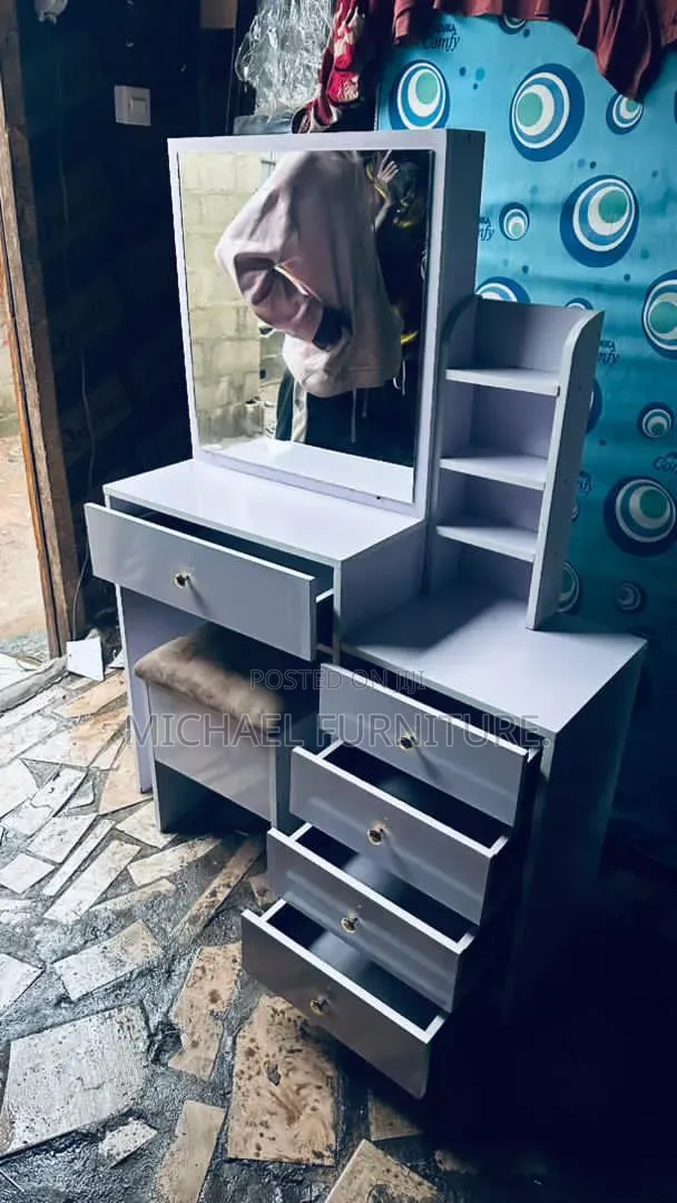 Your Smooth and Sturdy Dressing Mirror