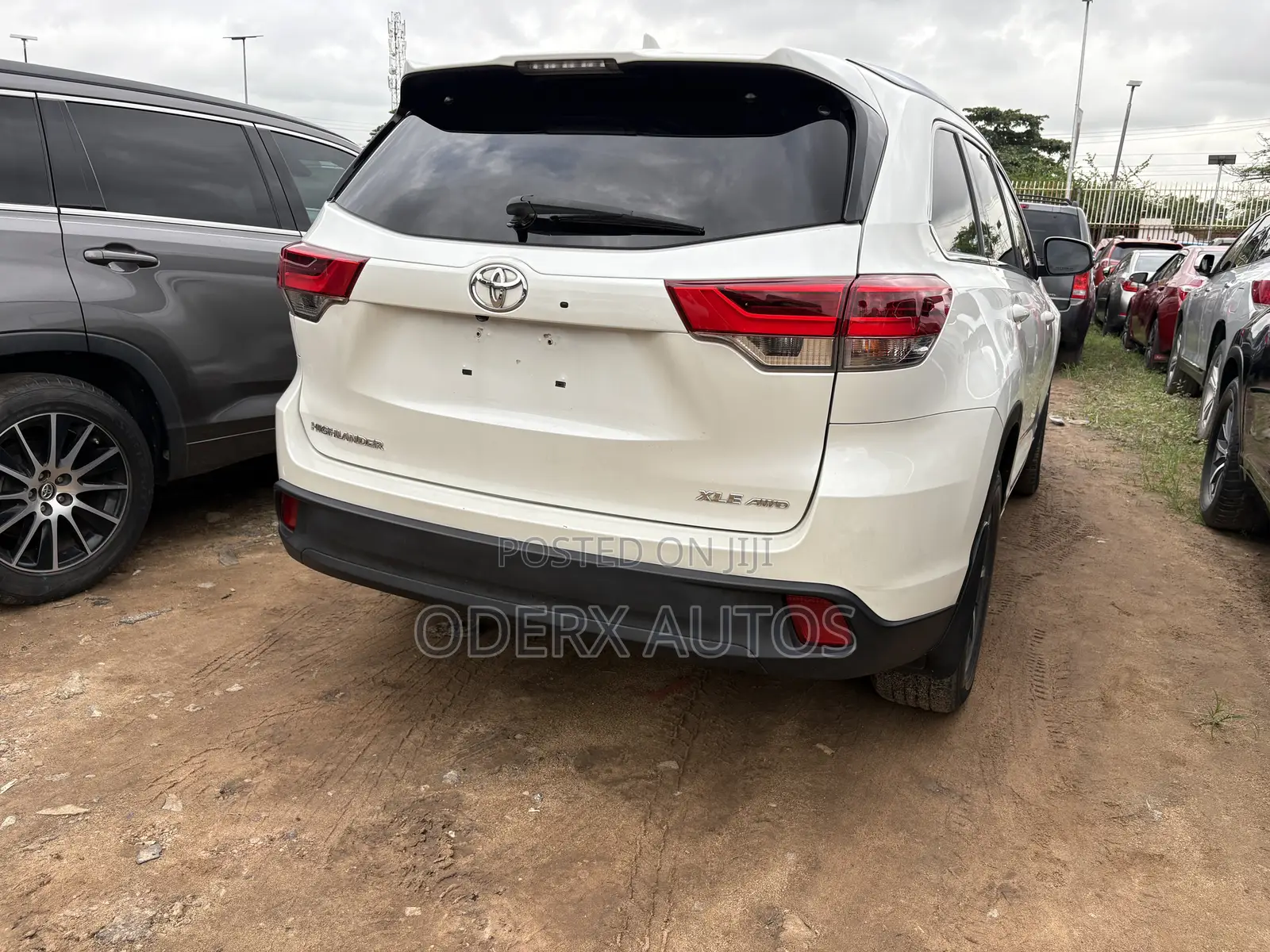 Toyota Highlander XLE 4x4 V6 (3.5L 6cyl 8A) 2017 White