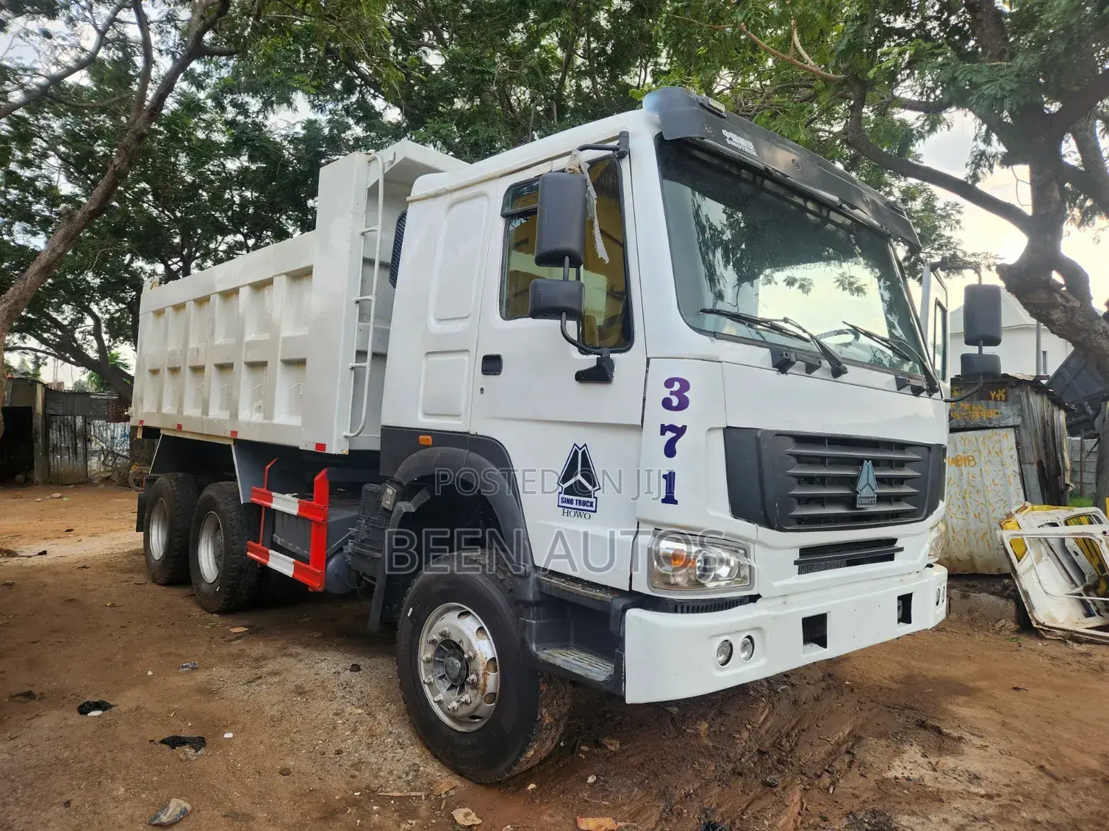 Uses Sino Howo Truck 2012 White