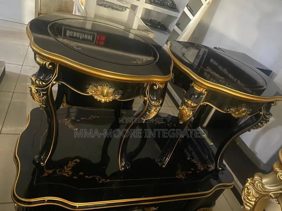 Royal Center Table With 2 Side Stools