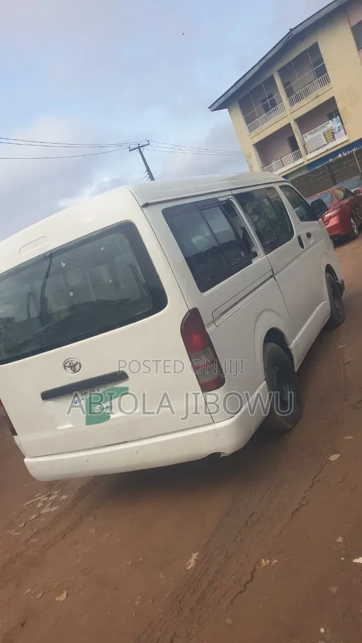 Toyota HiAce 2005 White