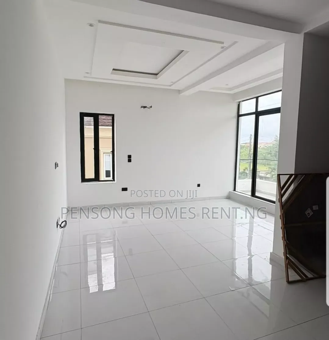 2bdrm Apartment in Lekki Phase 1 for rent