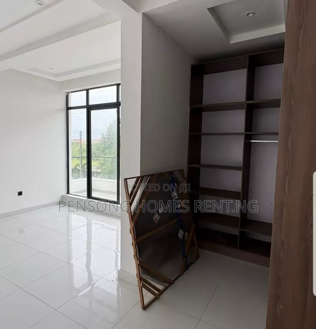 2bdrm Apartment in Lekki Phase 1 for rent