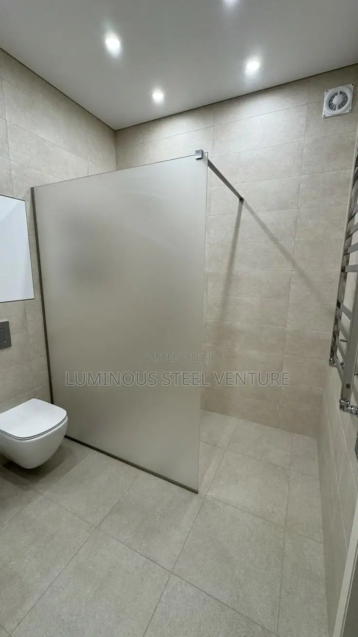 Heavy-Duty Safety Glass: Made of 10 Mm Thick Heat-Treated Tempered