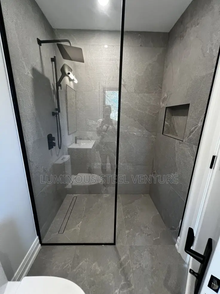 Premium Feel: The 10 Mm Profile Minimizes Glass Flex
