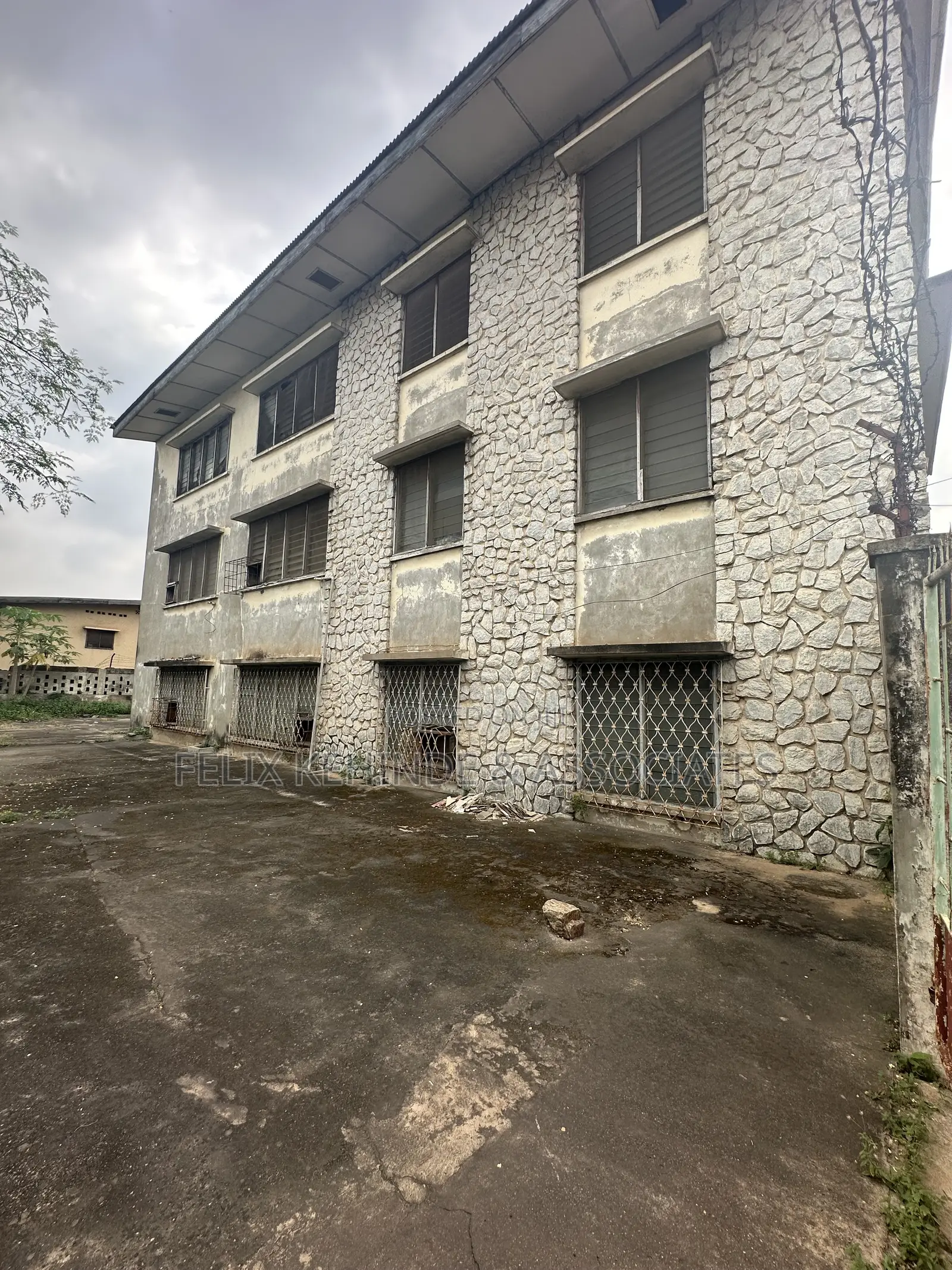 12bdrm Block of Flats in Oke Ado for sale