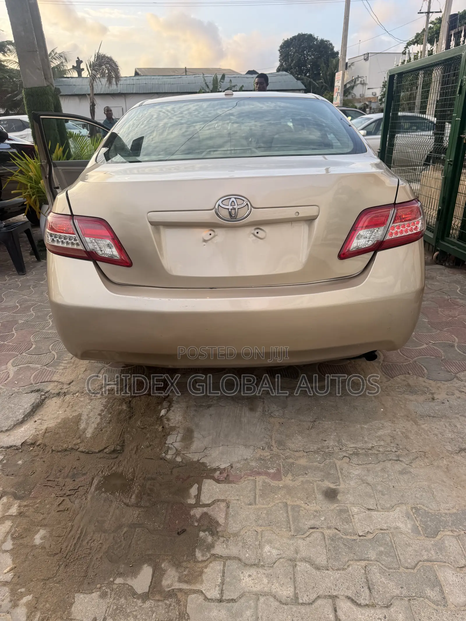 Toyota Camry LE 4dr Sedan (2.5L 4cyl 6AM) 2010 Gold