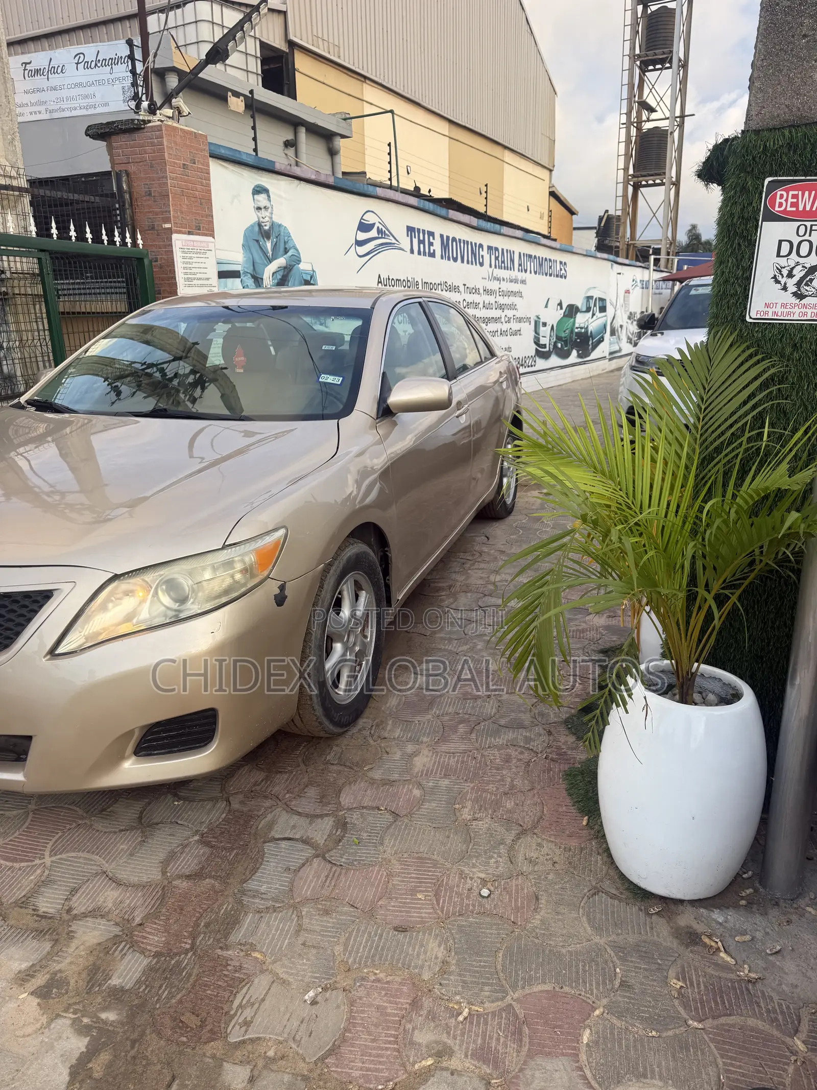 Toyota Camry LE 4dr Sedan (2.5L 4cyl 6AM) 2010 Gold