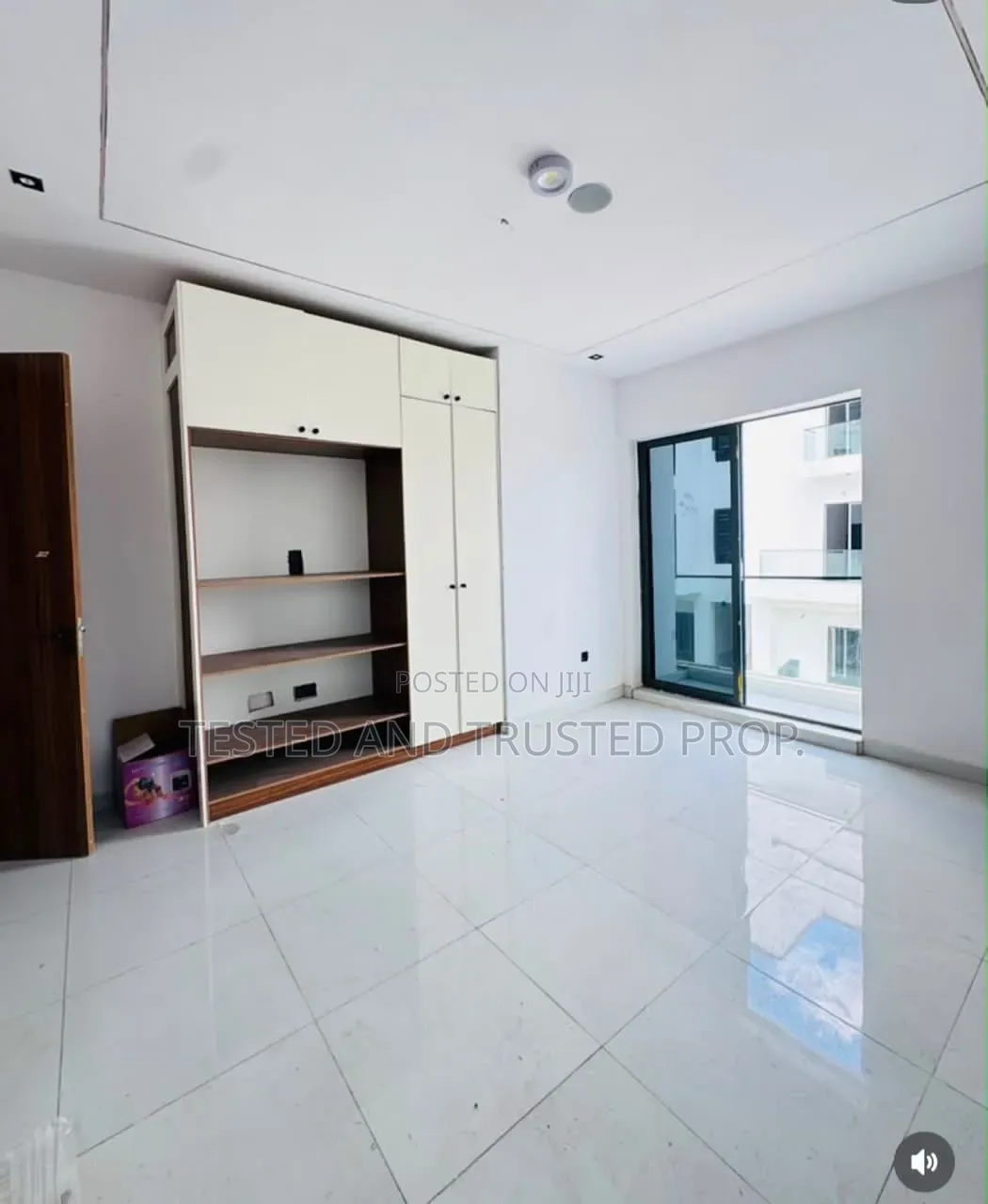 Mini Flat in Mini Court, Ikota for rent