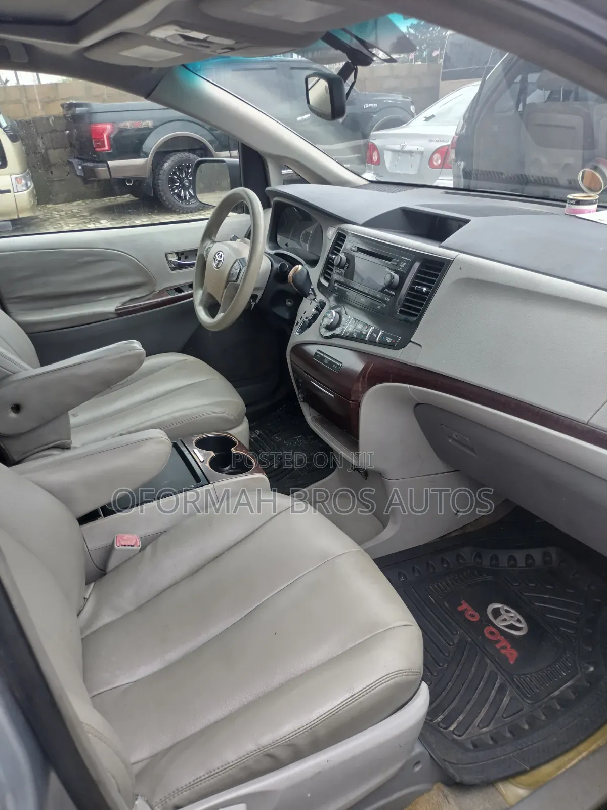 Toyota Sienna 2011 Silver