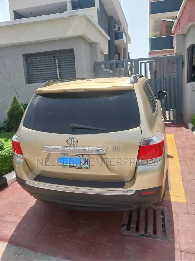 Toyota Highlander 2012 Gold