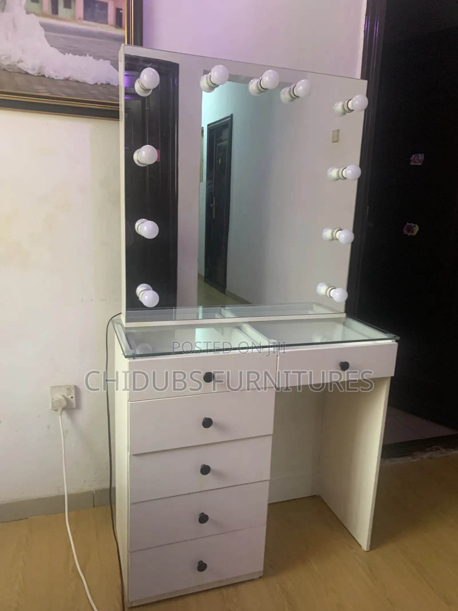 Vanity Table With Lights