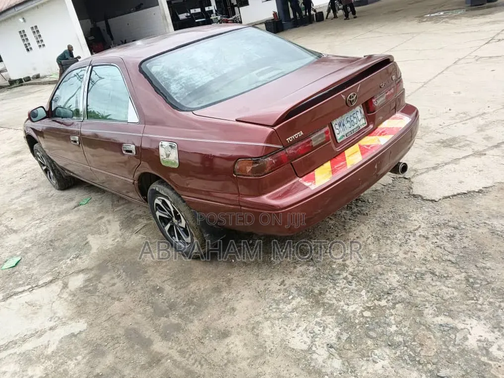 Toyota Camry 2000 Red