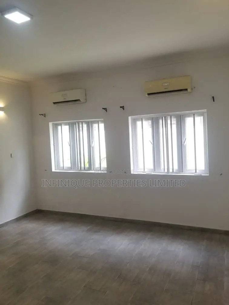 3bdrm Townhouse / Terrace in Lekki Phase 1 for rent