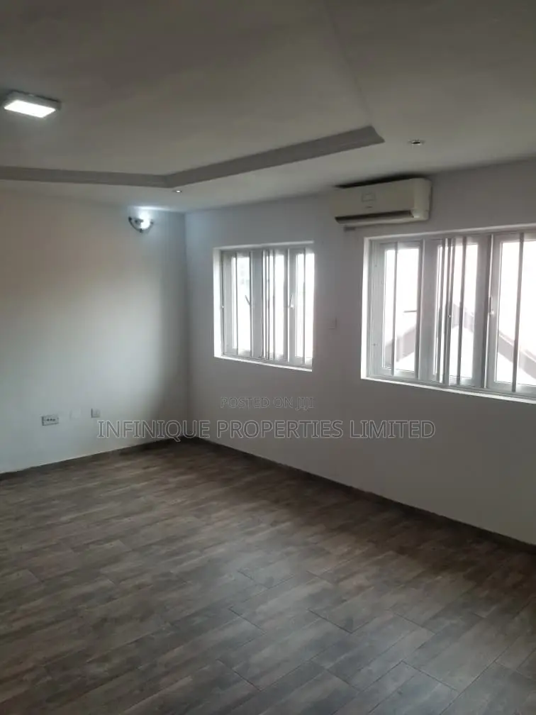 3bdrm Townhouse / Terrace in Lekki Phase 1 for rent