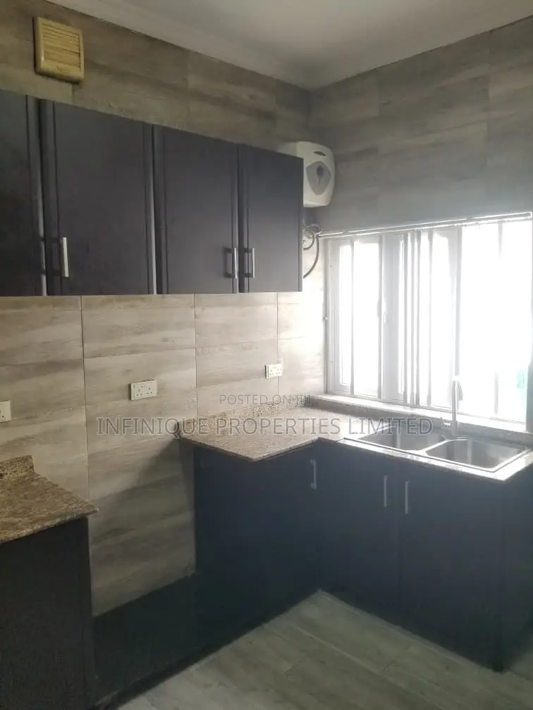 3bdrm Townhouse / Terrace in Lekki Phase 1 for rent