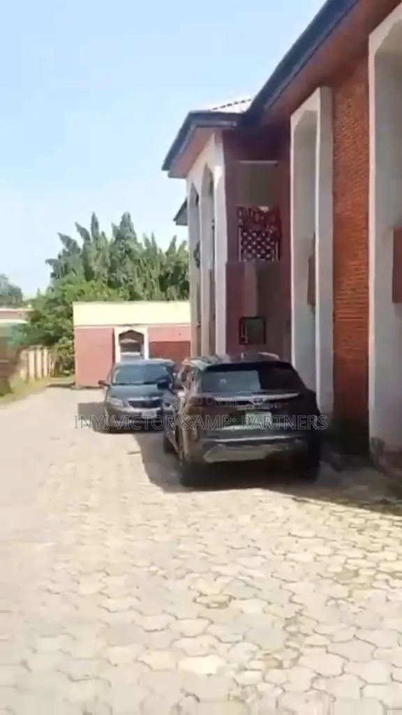 5bdrm Duplex in Garki for sale