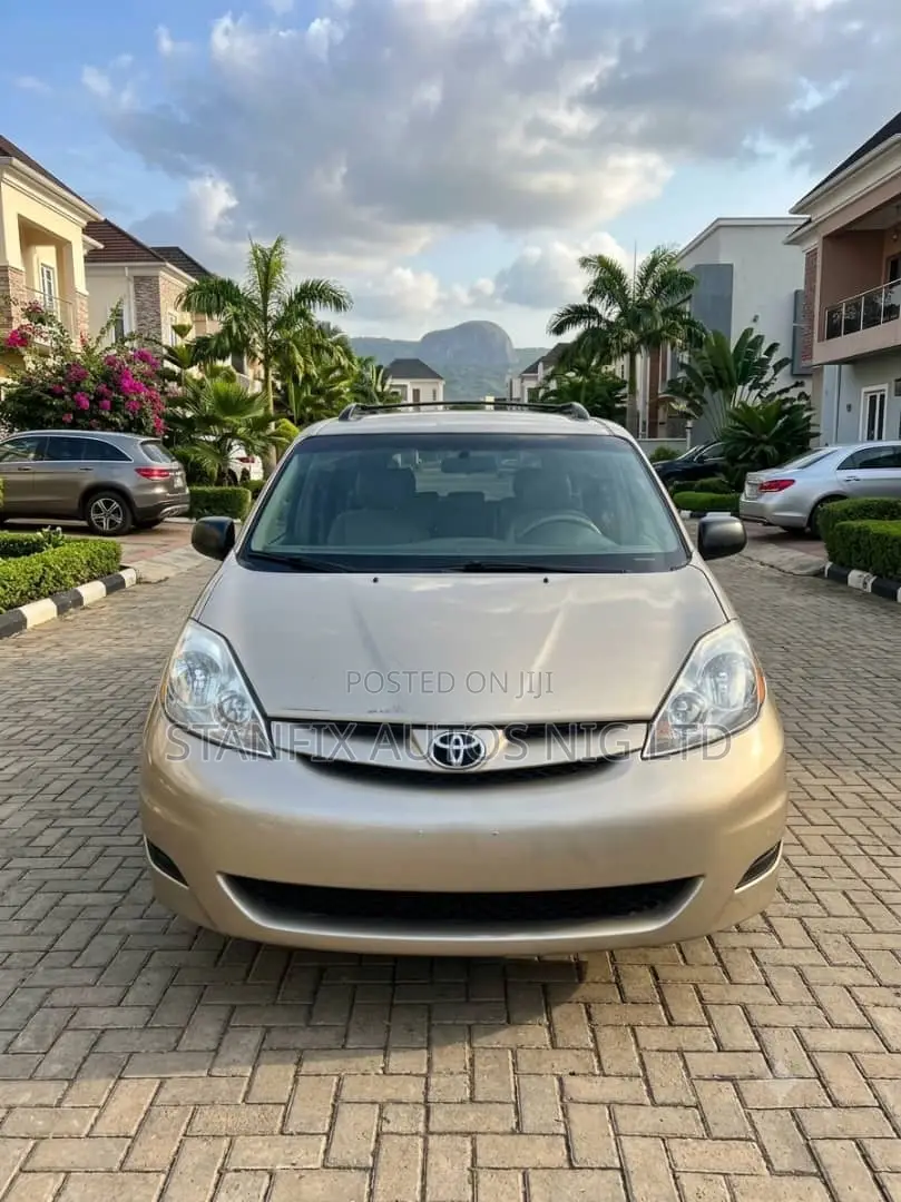 Toyota Sienna LE 2008 Gold