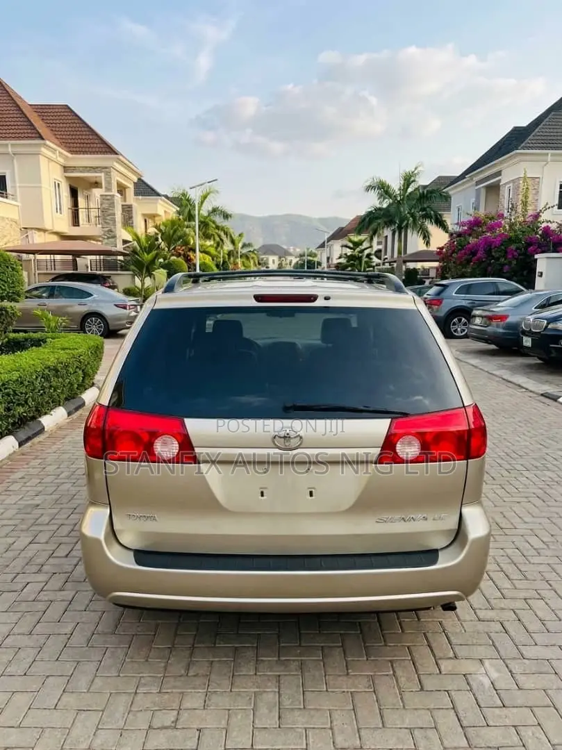 Toyota Sienna LE 2008 Gold