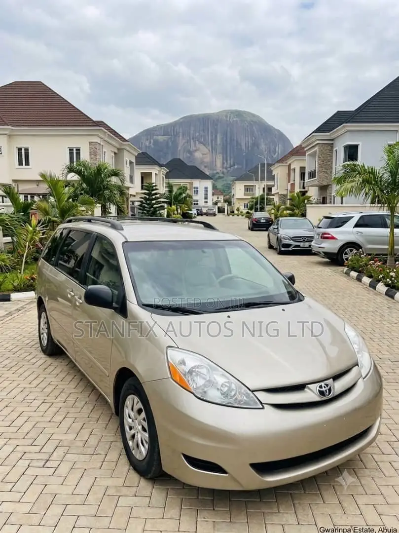 Toyota Sienna LE 2008 Gold