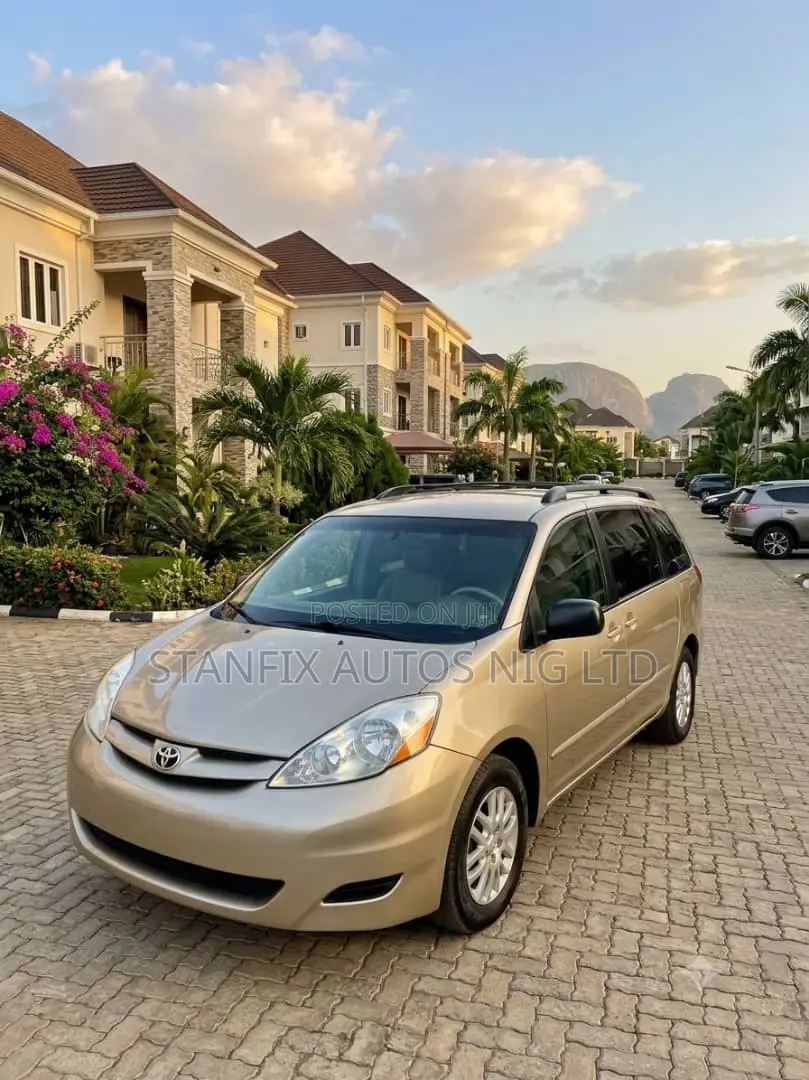 Toyota Sienna LE 2008 Gold