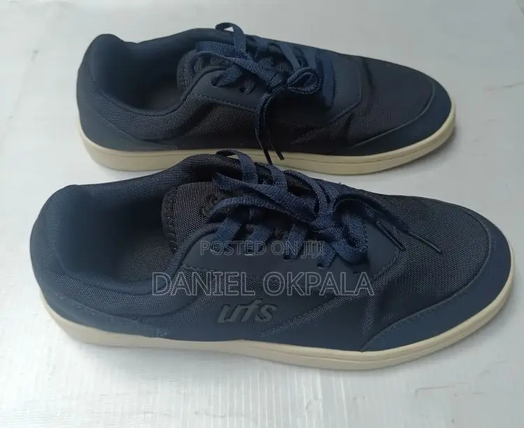 Stock Unisex Sneakers