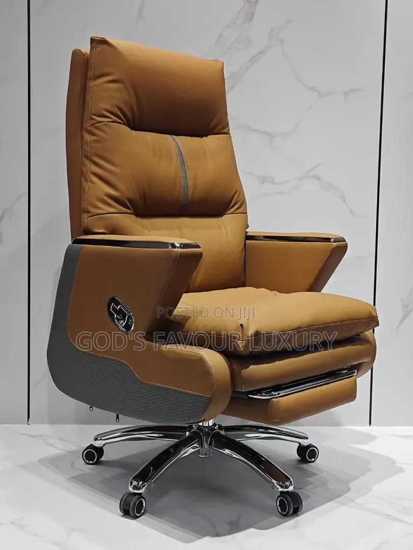 Executive Leather Office Swivel Chair.