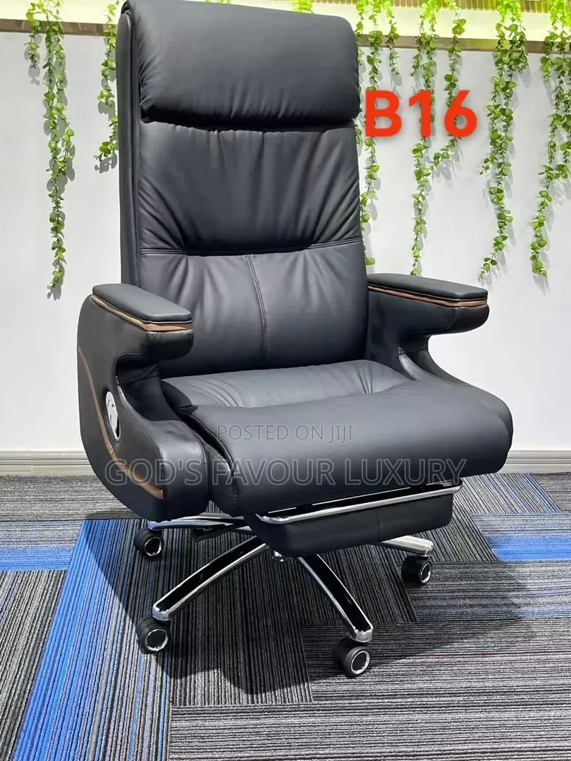 Executive Leather Office Swivel Chair.