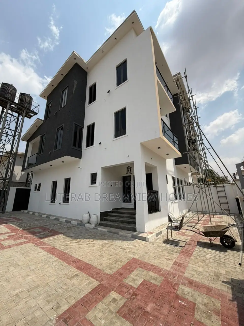 4bdrm Duplex in Wuse for sale