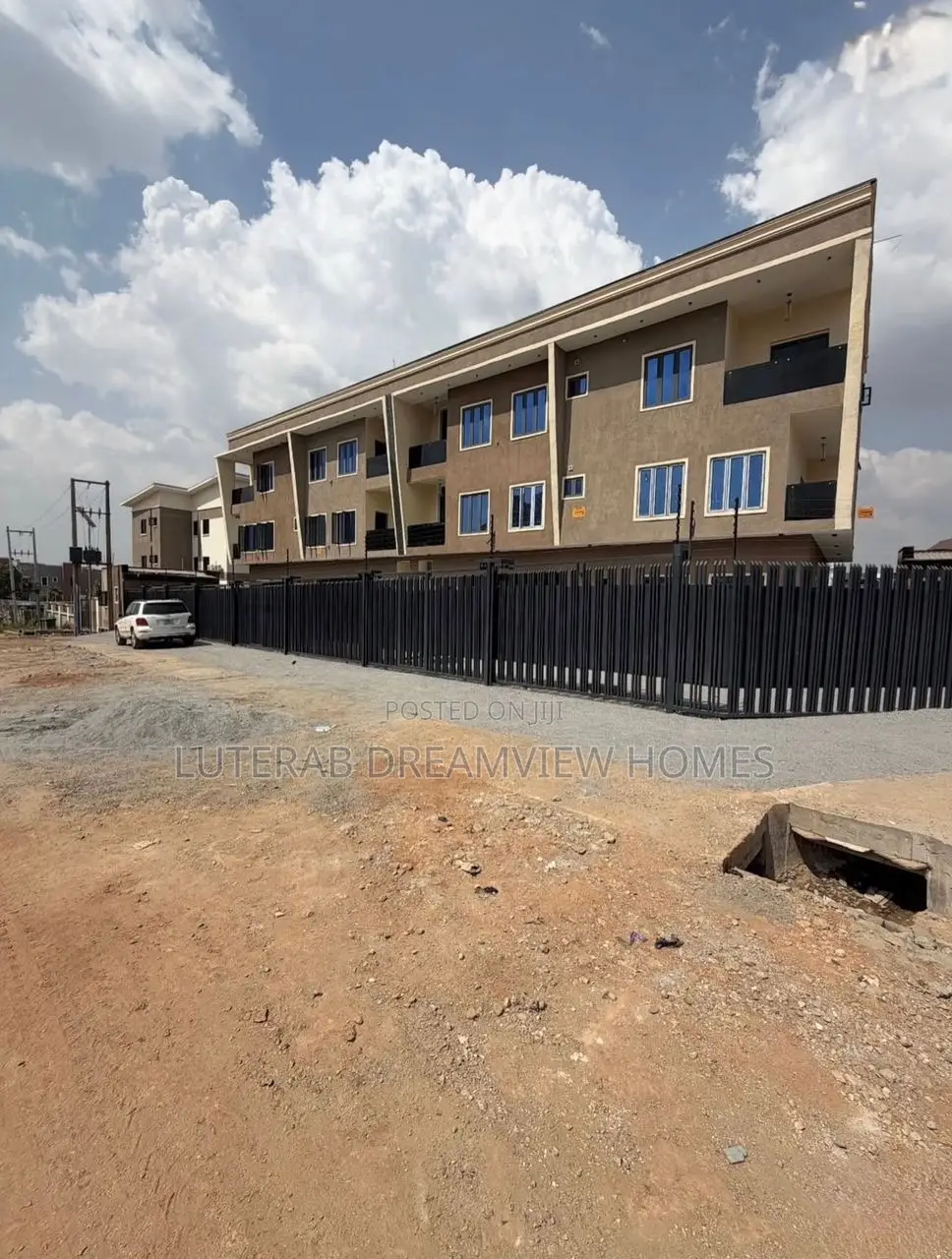 4bdrm Townhouse/Terrace in Lifecamp for sale