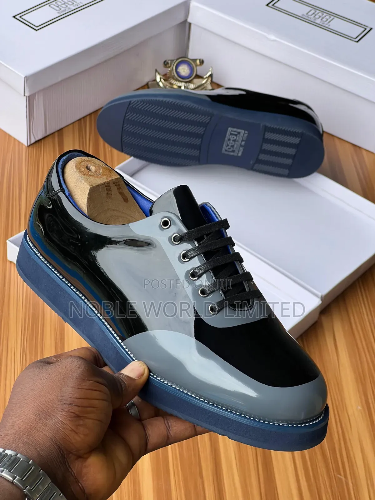 Solid Black Glossy Shoe With Blue Sole Oso 7f
