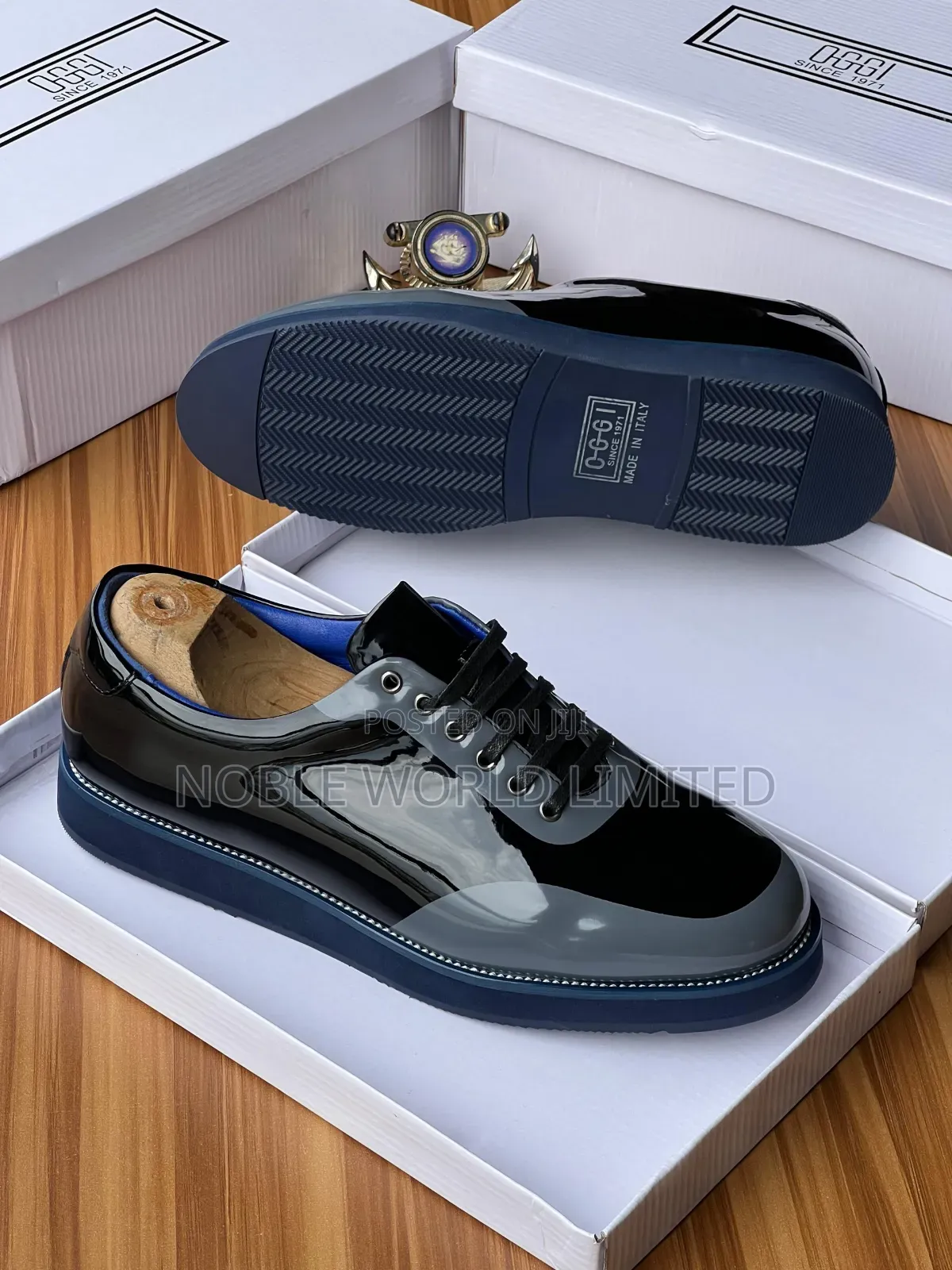 Solid Black Glossy Shoe With Blue Sole Oso 7f