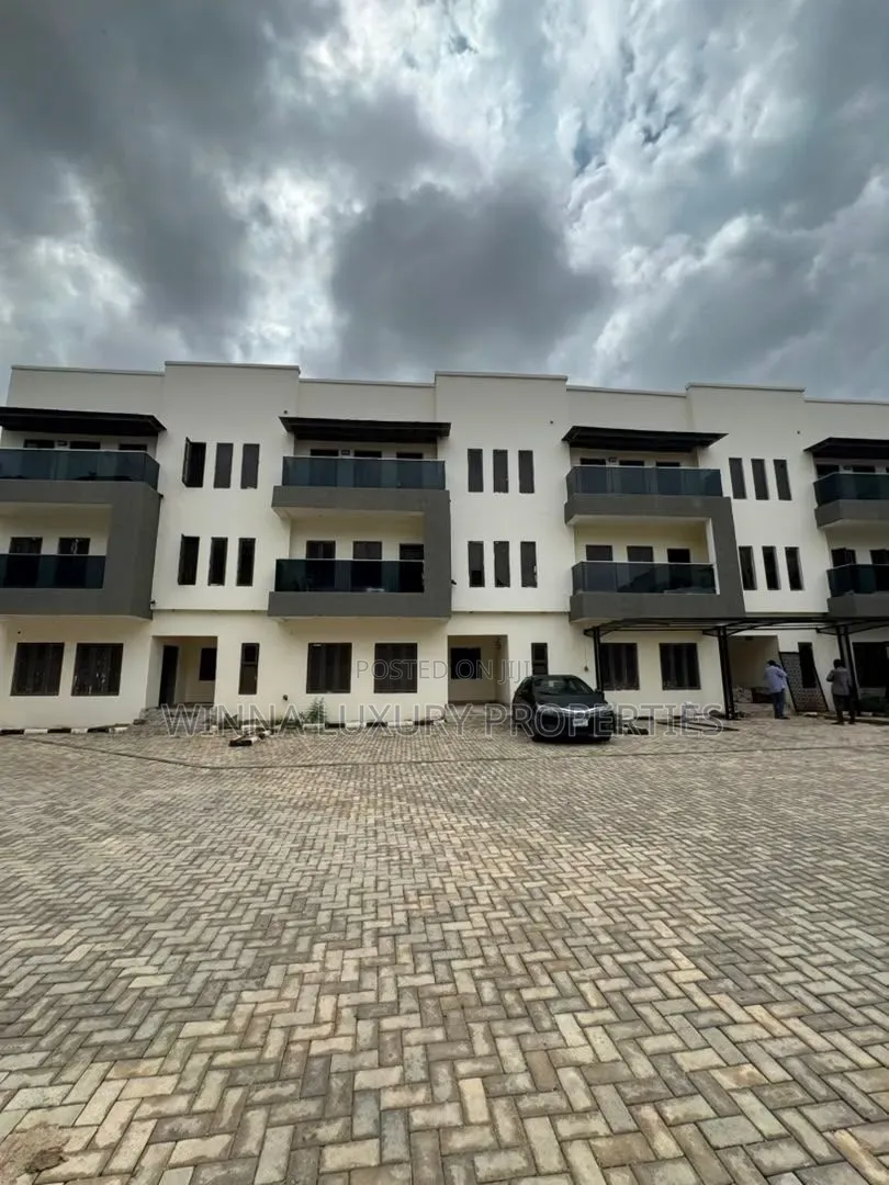 6bdrm Townhouse/Terrace in Mabushi for sale