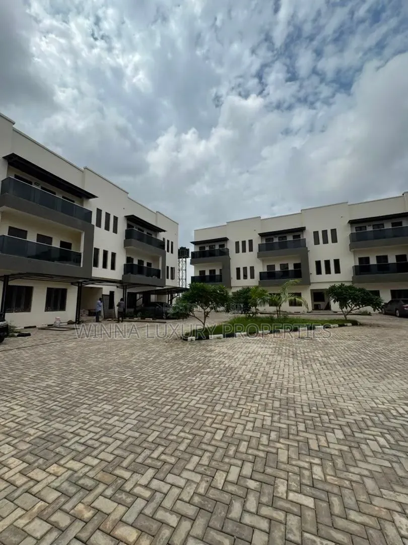6bdrm Townhouse/Terrace in Mabushi for sale