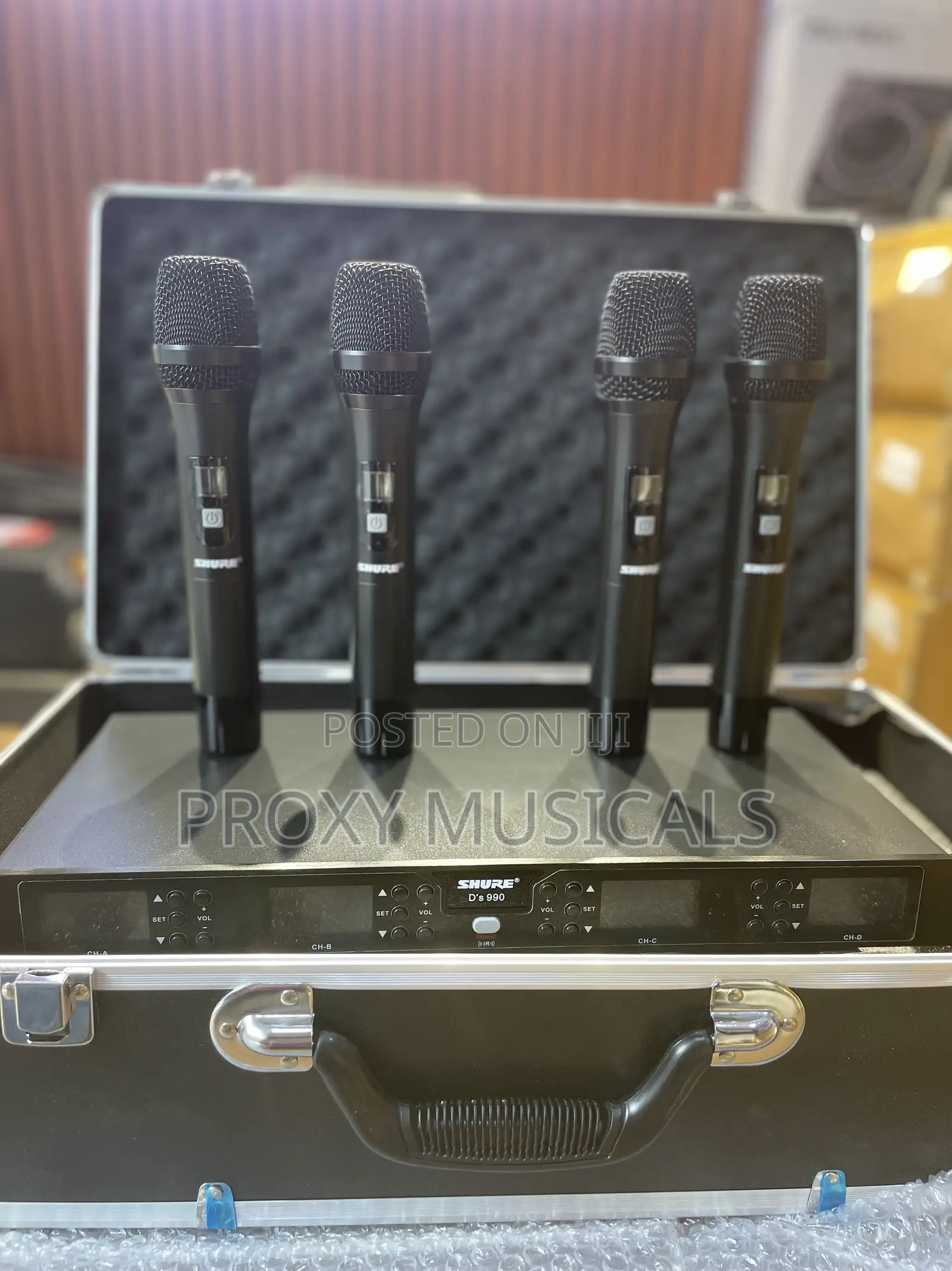 Shure 4-in-1 Wireless Microphone System Da990