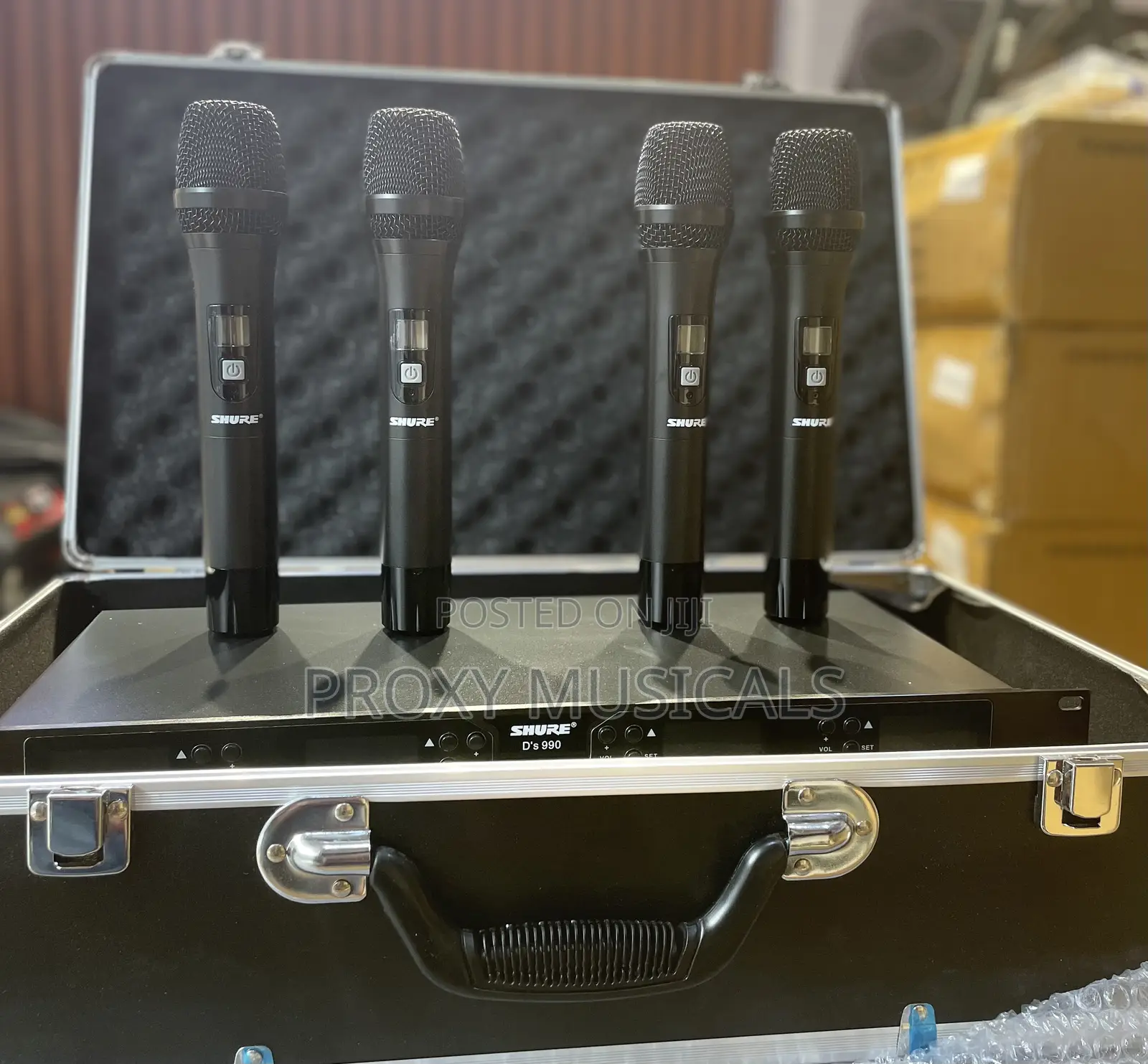 Shure 4-in-1 Wireless Microphone System Da990