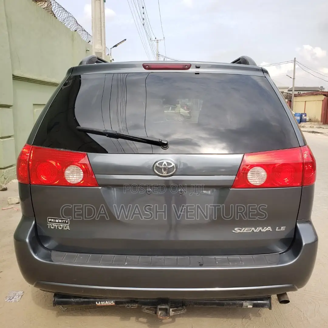 Toyota Sienna LE 2009 Gray
