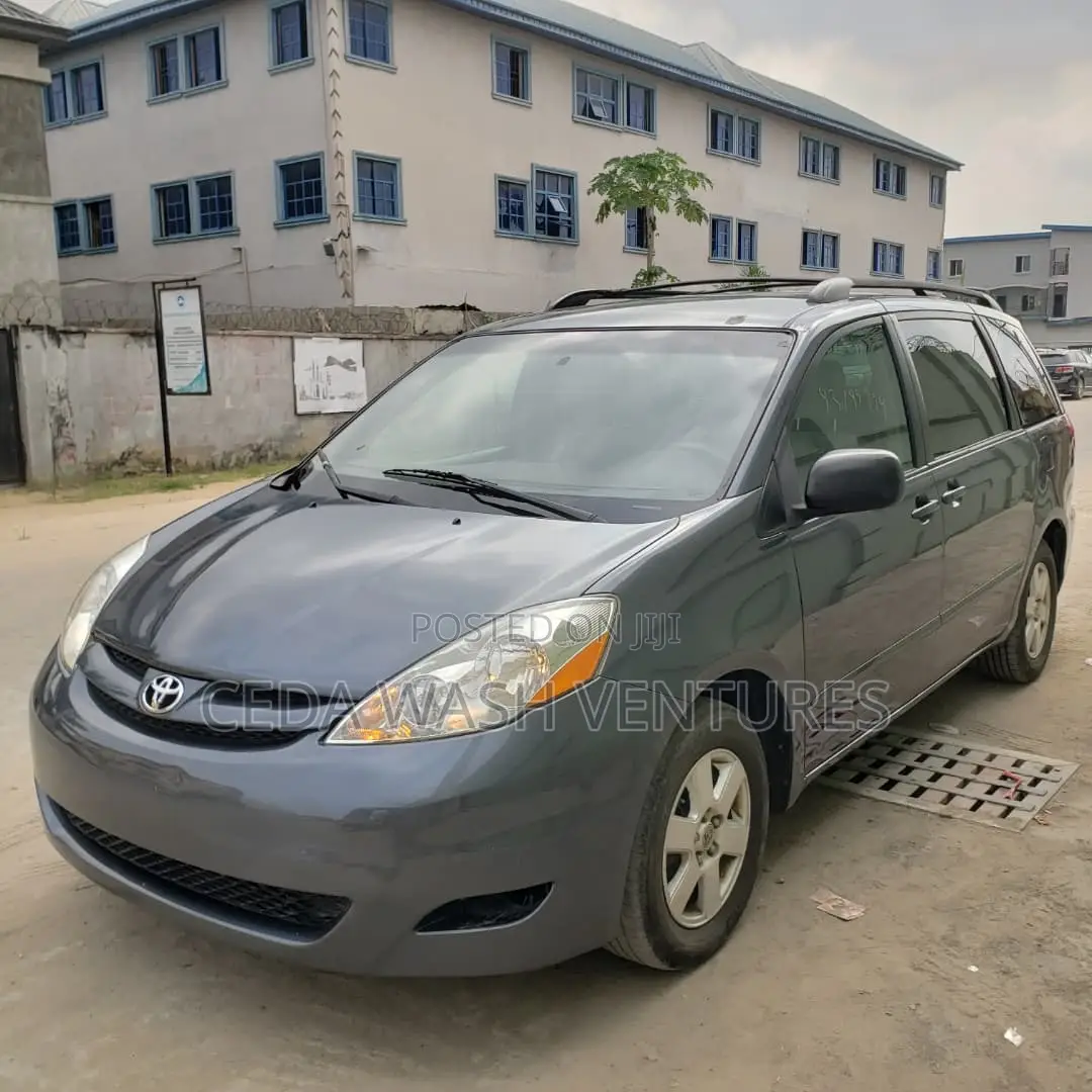 Toyota Sienna LE 2009 Gray
