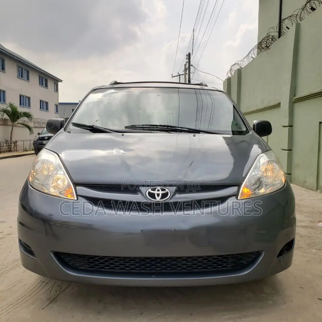 Toyota Sienna LE 2009 Gray