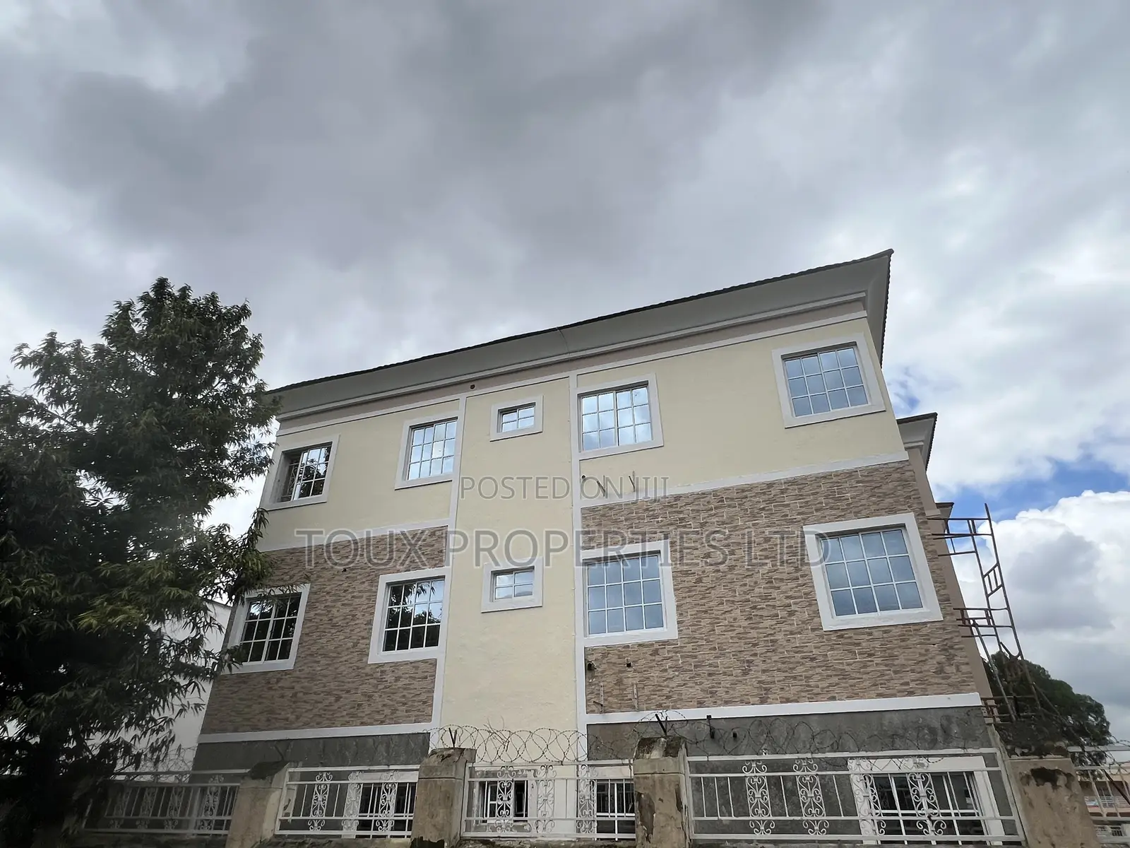 18bdrm Block of Flats in Garki 2 for rent