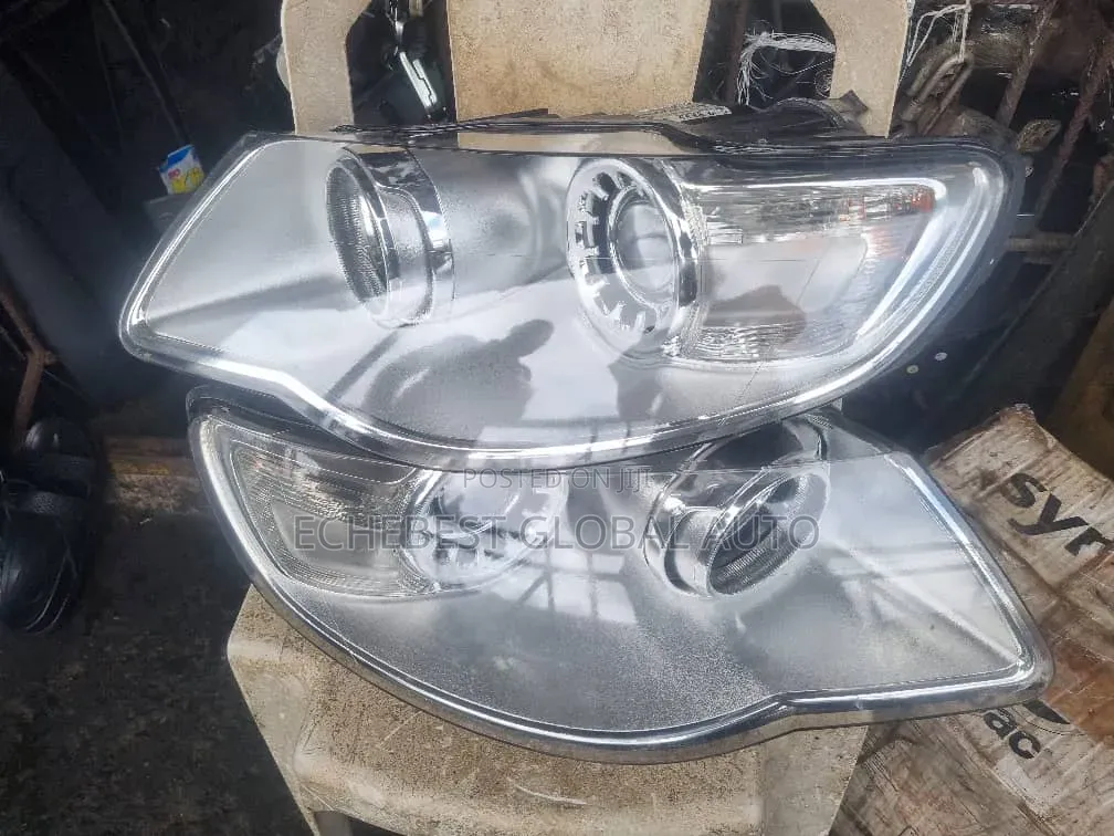 Volkswagen Tourage a Set of Headlights Non Charger 2008 Edition