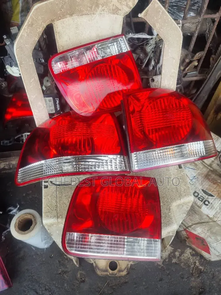 Volkswagen Tourage a Set of Headlights Non Charger 2008 Edition