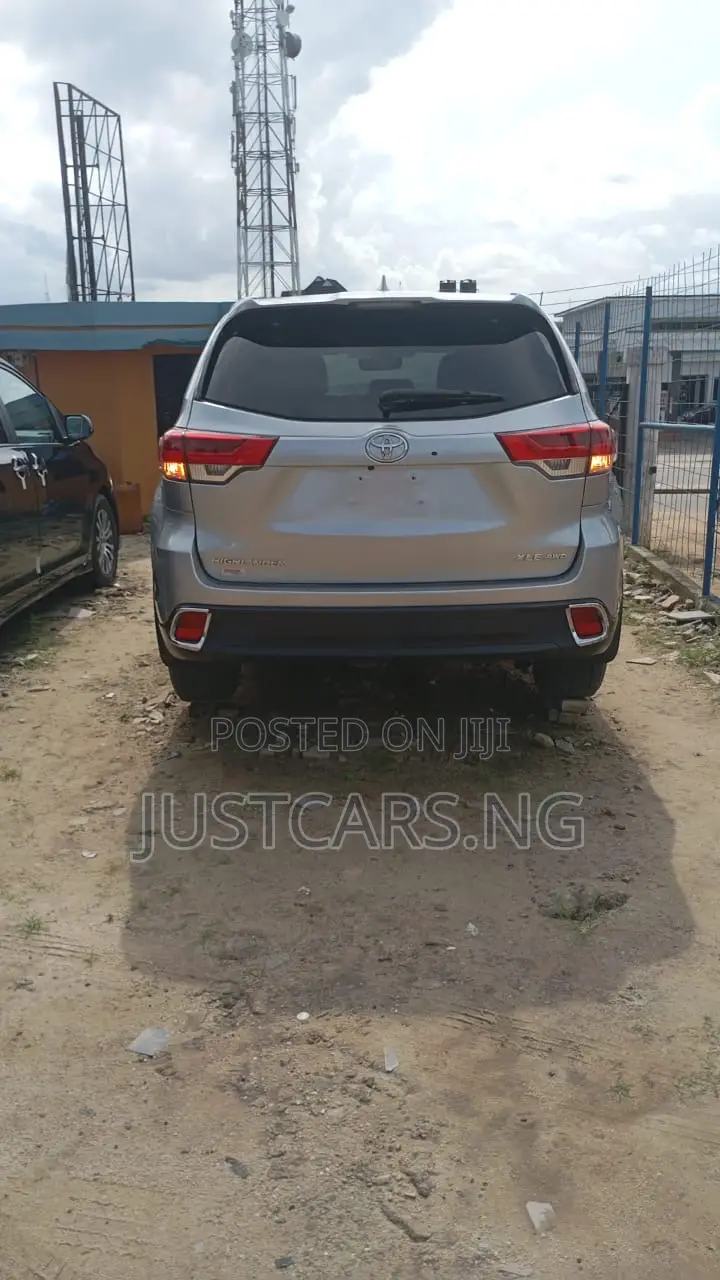 Toyota Highlander XLE 4x4 V6 (3.5L 6cyl 8A) 2017 Gray