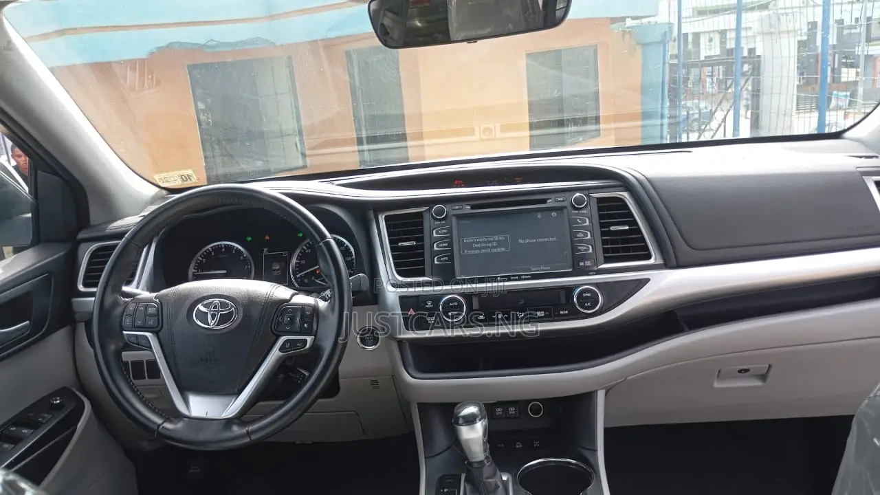 Toyota Highlander XLE 4x4 V6 (3.5L 6cyl 8A) 2017 Gray