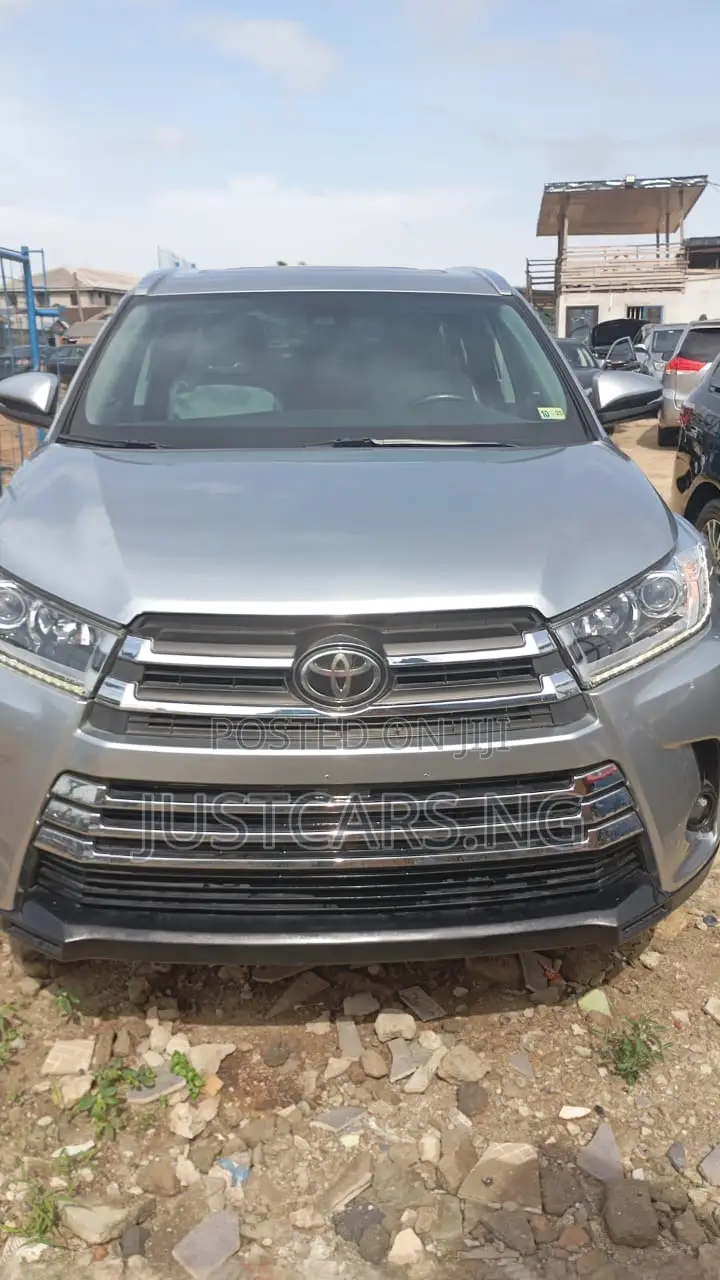 Toyota Highlander XLE 4x4 V6 (3.5L 6cyl 8A) 2017 Gray