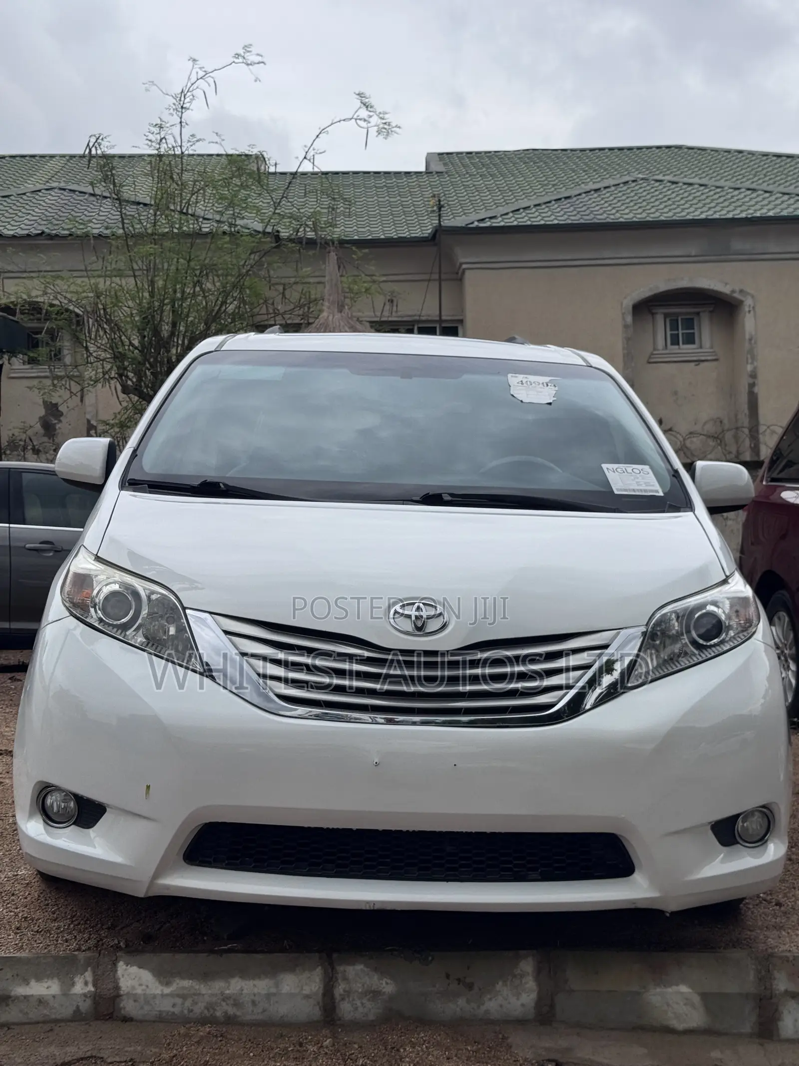 Toyota Sienna XLE 8 Passenger 2011 White