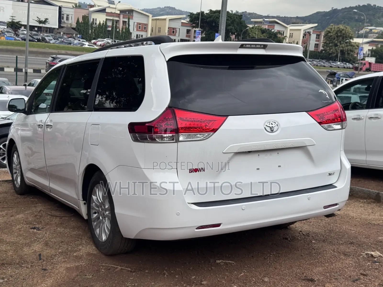 Toyota Sienna XLE 8 Passenger 2011 White